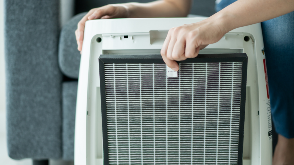 Žmogus išiminėja filtrą iš oro valytuvo