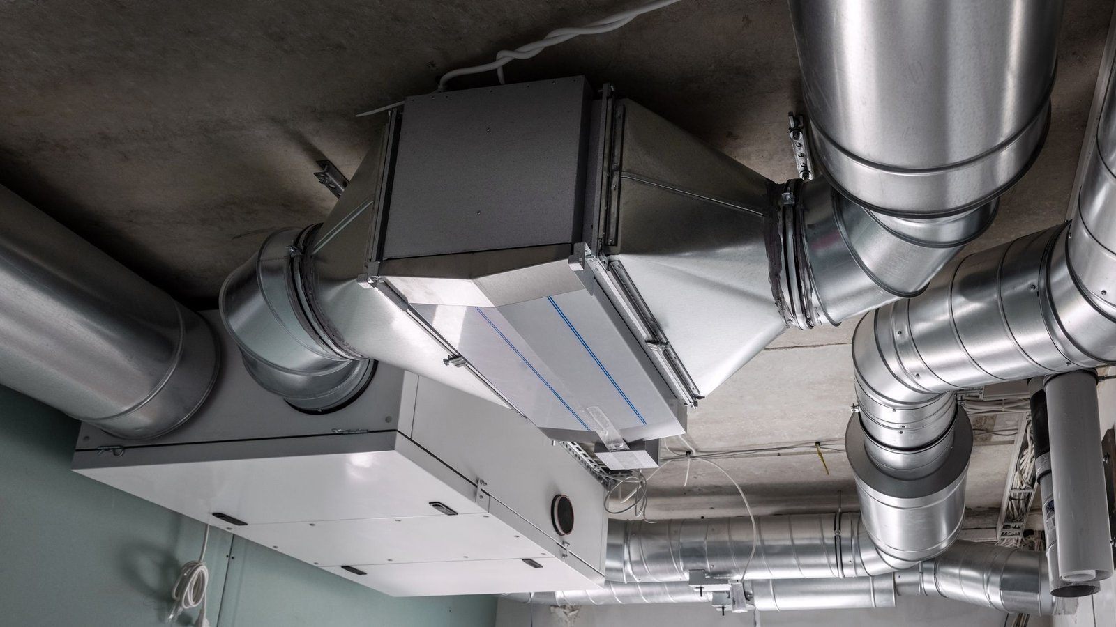 Lubose įrengta rekuperacinė sistema su ortakiais – rekuperacijos sprendimas patalpoms