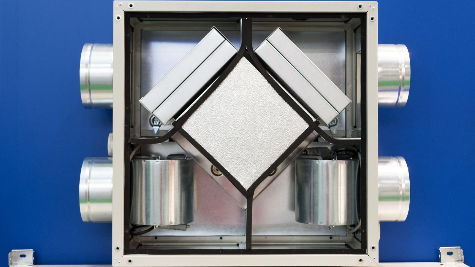 Internal parts of the heat exchanger: heat exchanger, fans and ducts