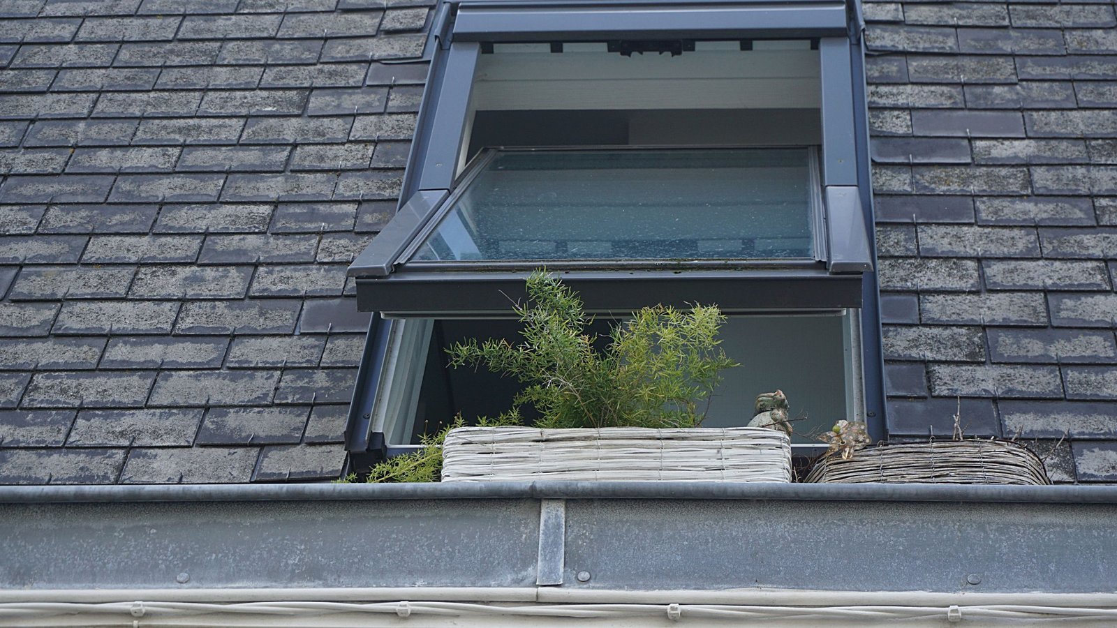 Natural ventilation through an open skylight