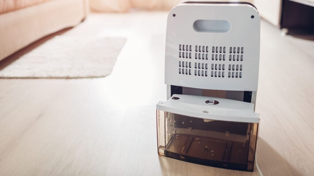 Kompaktiški, mobilūs ir su lengvai ištuštinama vandens talpa yra geriausi drėgmės surinkėjai (sausintuvaI) mažoms patalpoms (namams ar biuriui)