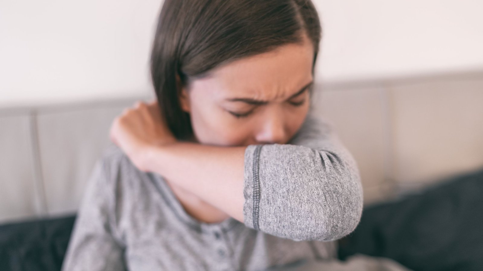 Sausas oras namuose: priežastys, pasekmės ir kaip jas spręsti 2 Mergina kosėją, nes per sausas oras namuose