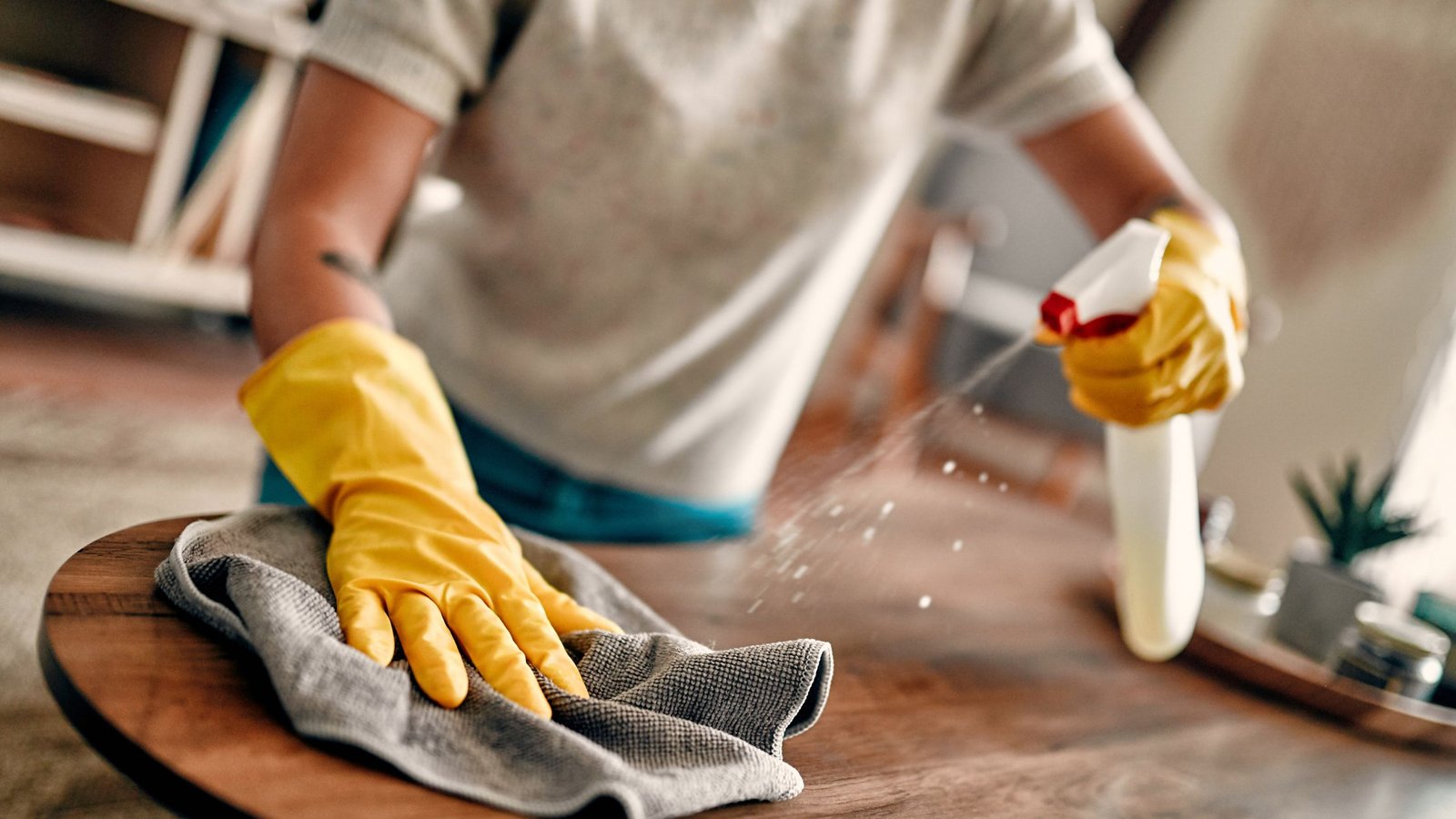 Reguliarus dulkių valymas nuo paviršių padeda sumažinti alergenų ir teršalų kiekį ore.