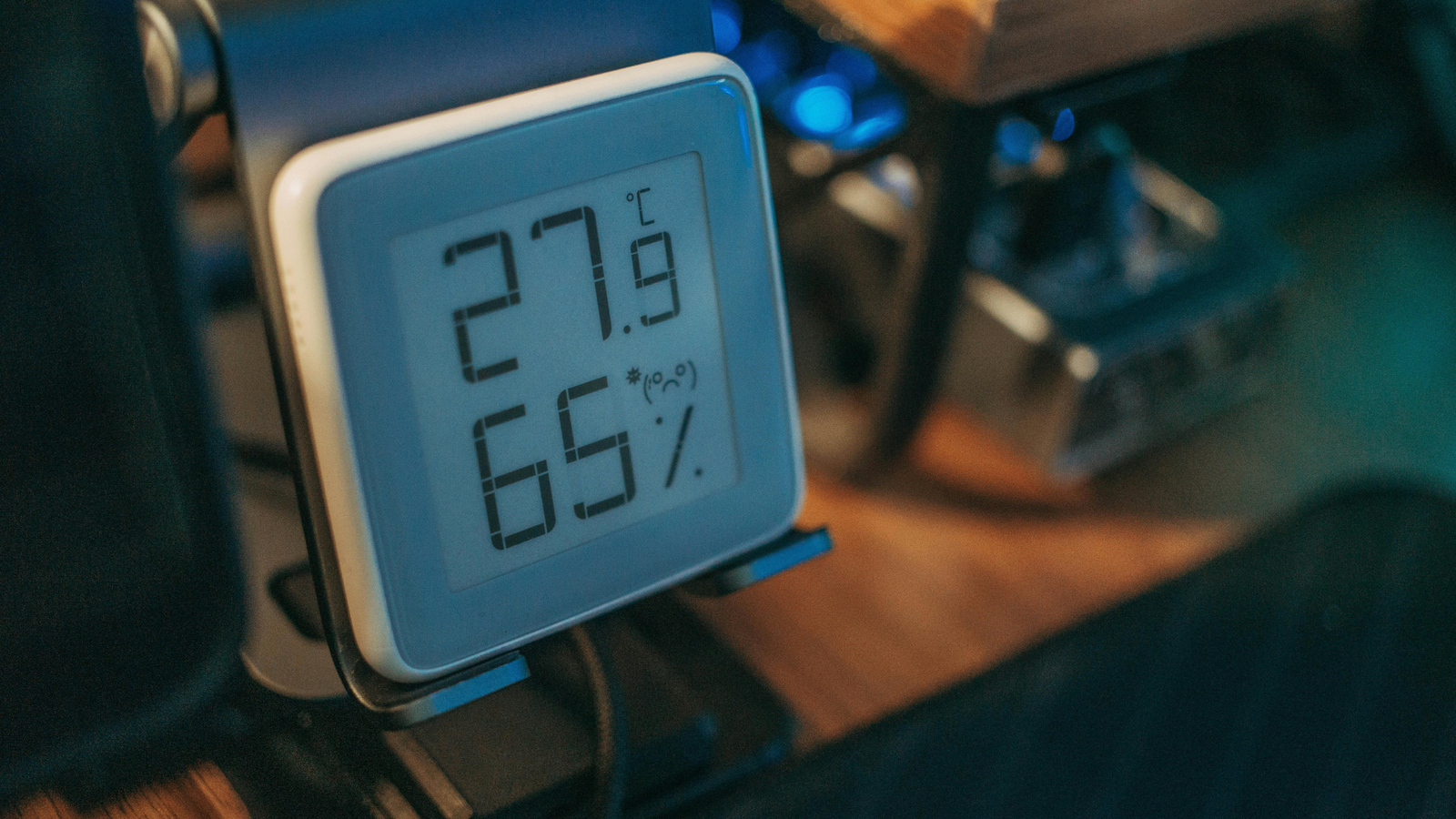 Condensation on windows: why do windows fog up? 3 A humidity meter helps you measure the humidity level in your home