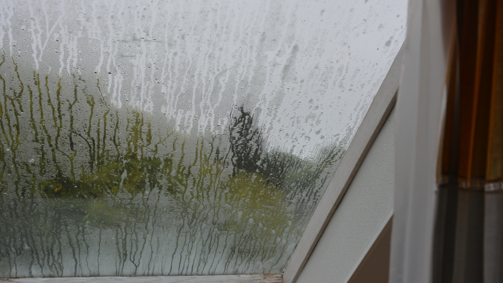 Condensation on windows: why do windows fog up? 1 Window fogging occurs due to poor air movement in the home.