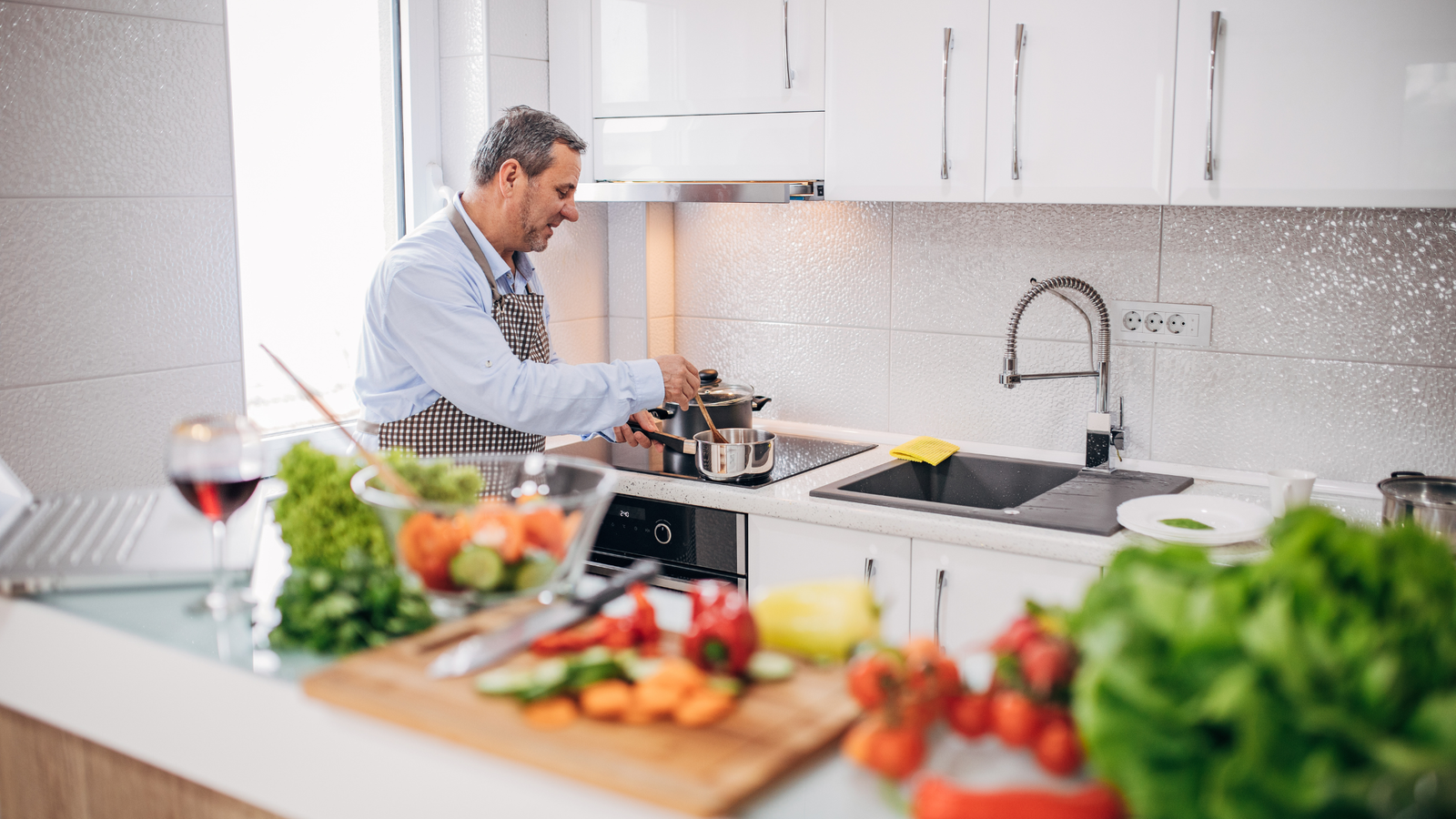 Condensation on windows: why do windows fog up? 6 Cooking is one of the reasons why windows fog up